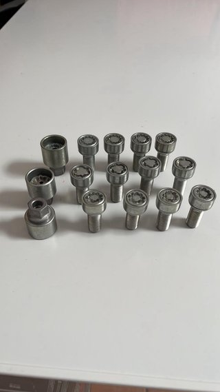 TORNILLOS ANTIRROBO VW GOLF AUDI SEAT VW T5T6 T7