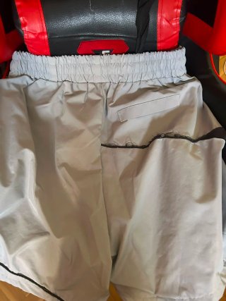 Pantalones grises con detalles negros