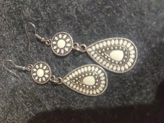 Pendientes largos plateados con detalles blancos