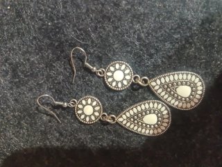 Pendientes largos plateados con detalles blancos
