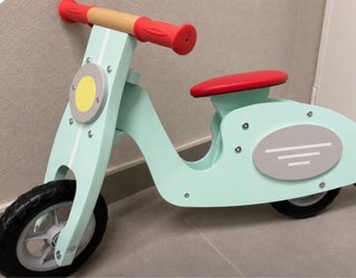 Bicicleta sin pedales mint y roja.