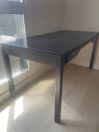 Mesa/escritorio de madera con 2 cajones