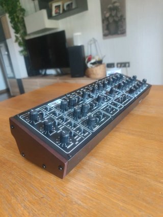 Behringer Pro-1 Sintetizador Analógico