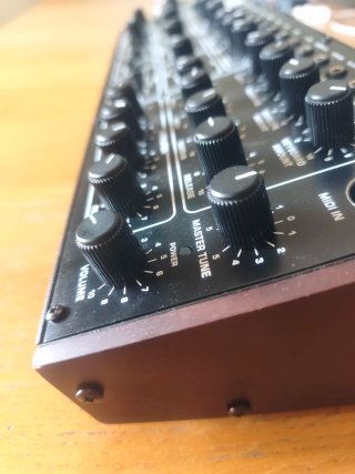 Behringer Pro-1 Sintetizador Analógico