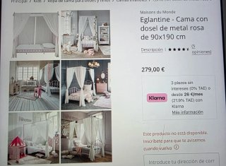 Cama con dosel rosa y cortinas blancas