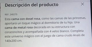 Cama con dosel rosa y cortinas blancas