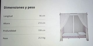 Cama con dosel rosa y cortinas blancas