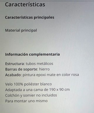 Cama con dosel rosa y cortinas blancas