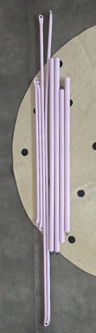 Cama con dosel rosa y cortinas blancas