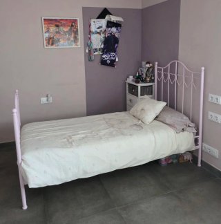 Cama con dosel rosa y cortinas blancas