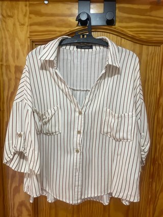 Blusa de rayas blanca y marrón