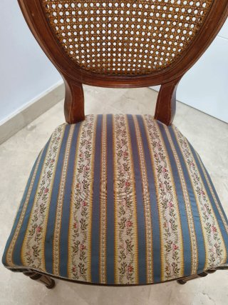 Silla antigua de madera con rejilla