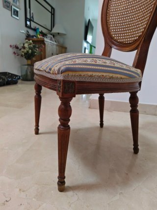 Silla antigua de madera con rejilla