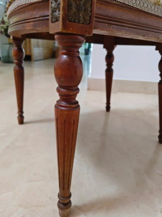 Silla antigua de madera con rejilla