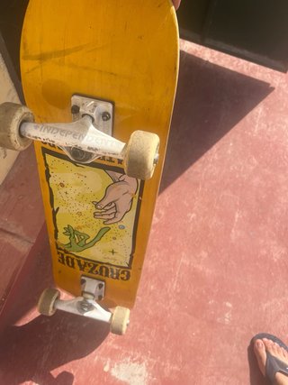 Skate con diseño de llamas