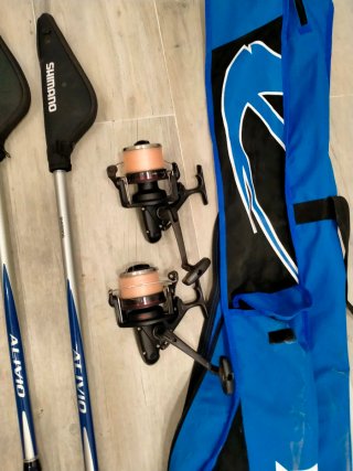 2 Cañas de pesca Shimano con fundas y 2 carretes