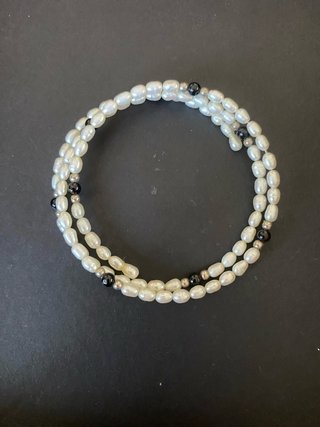 Pulsera de perlas pequeñas con detalles negros