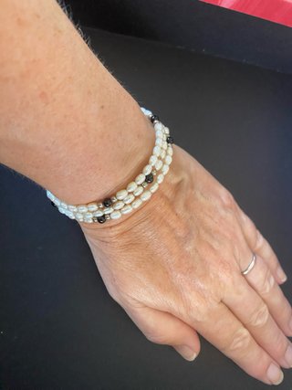 Pulsera de perlas pequeñas con detalles negros