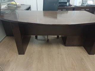 Mesa de despacho de madera