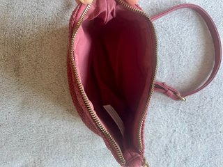 Bolso de hombro tejido rosa
