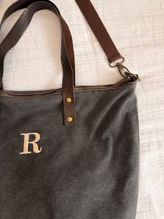 Bolso de lona gris con letra R