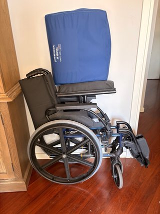 Silla de ruedas plegable + cojín antiescaras