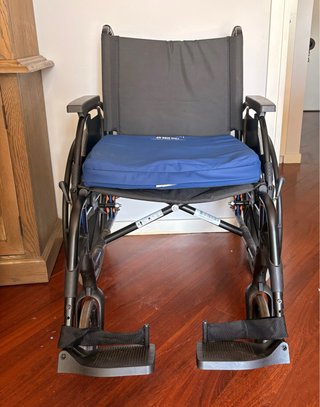 Silla de ruedas plegable + cojín antiescaras