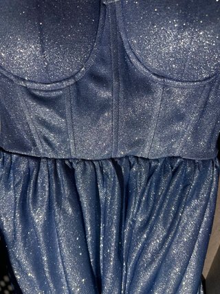 Vestido de graduación largo azul brillante