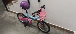 Bicicleta infantil B'Twin 16 con casco