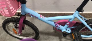 Bicicleta infantil B'Twin 16 con casco