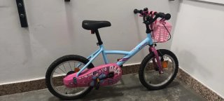Bicicleta infantil B'Twin 16 con casco