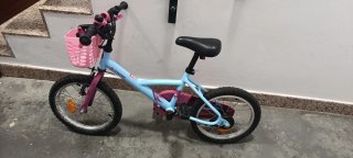 Bicicleta infantil B'Twin 16 con casco