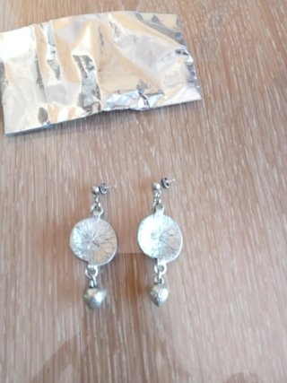 Pendientes plateados con corazón