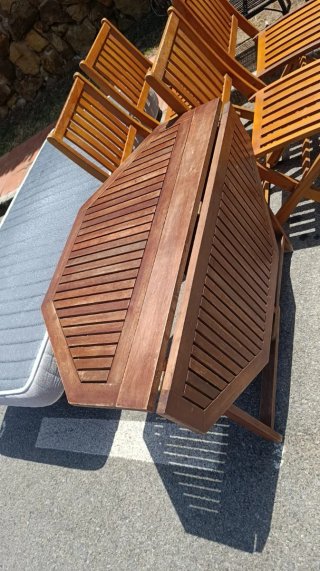 Mesa y sillas de madera para exterior