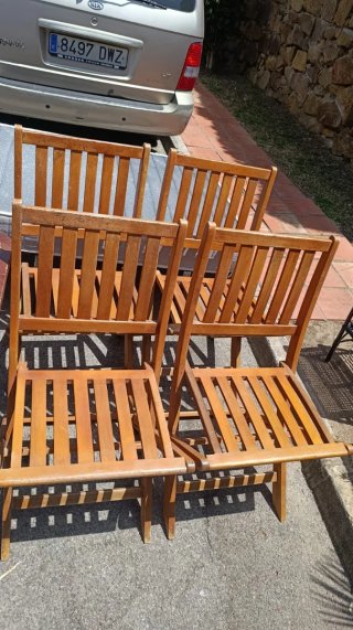 Mesa y sillas de madera para exterior