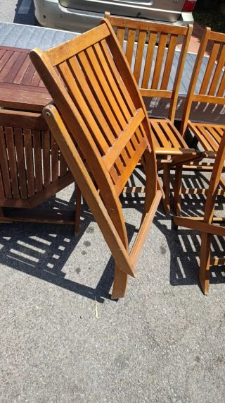 Mesa y sillas de madera para exterior