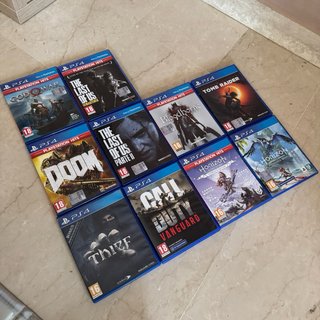 PS4 Slim 500GB + 2 Controller + 10 Giochi