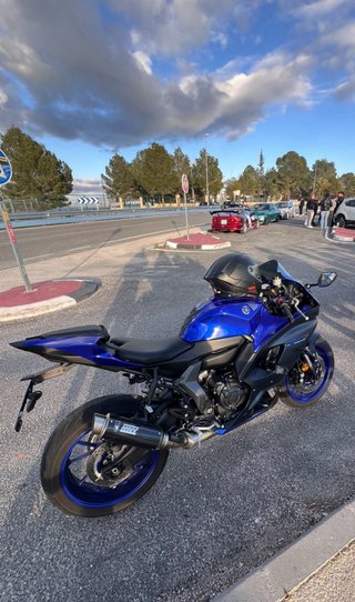 Yamaha R7