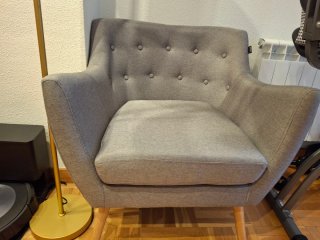 Butaca gris con patas de madera