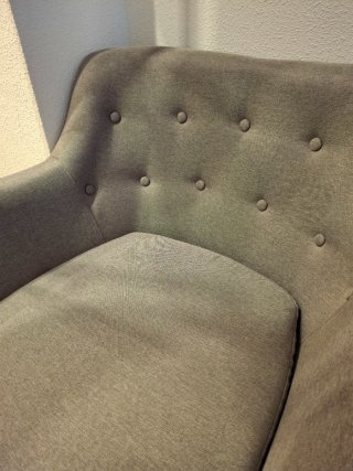 Butaca gris con patas de madera