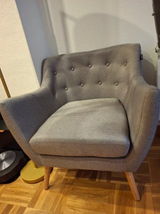 Butaca gris con patas de madera