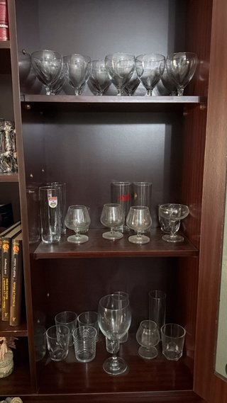 Copas y vasos de cristal surtidos