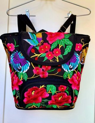 Mochila Artesanal.Bordada Flores 31x27x11cm.NUEVA.