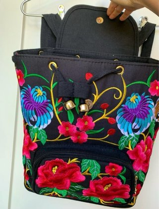 Mochila Artesanal.Bordada Flores 31x27x11cm.NUEVA.