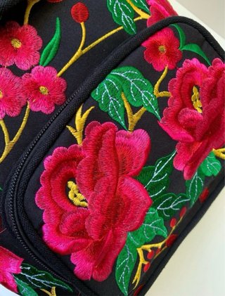 Mochila Artesanal.Bordada Flores 31x27x11cm.NUEVA.