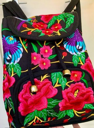 Mochila Artesanal.Bordada Flores 31x27x11cm.NUEVA.