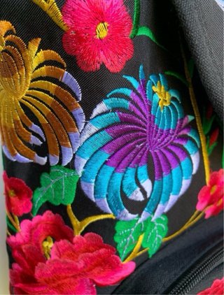 Mochila Artesanal.Bordada Flores 31x27x11cm.NUEVA.