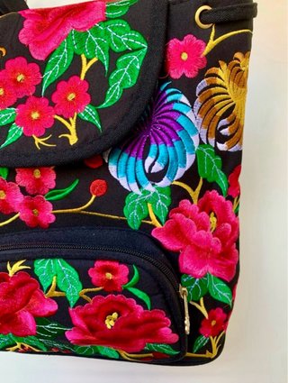 Mochila Artesanal.Bordada Flores 31x27x11cm.NUEVA.