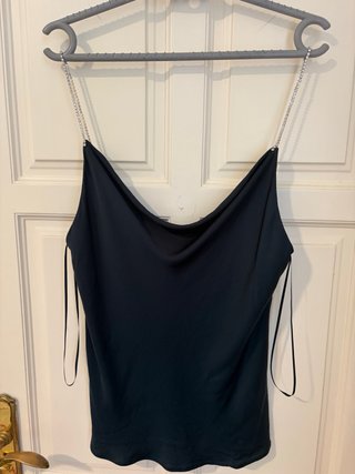 Camiseta verde con tirantes de cadena