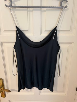 Camiseta verde con tirantes de cadena